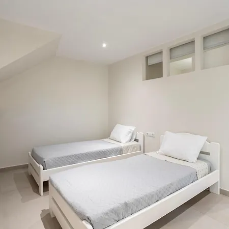 公寓 Azure Seaside Retreat In The Heart Of