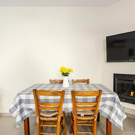 Azure Seaside Retreat In The Heart Of Apartament Petalídhion