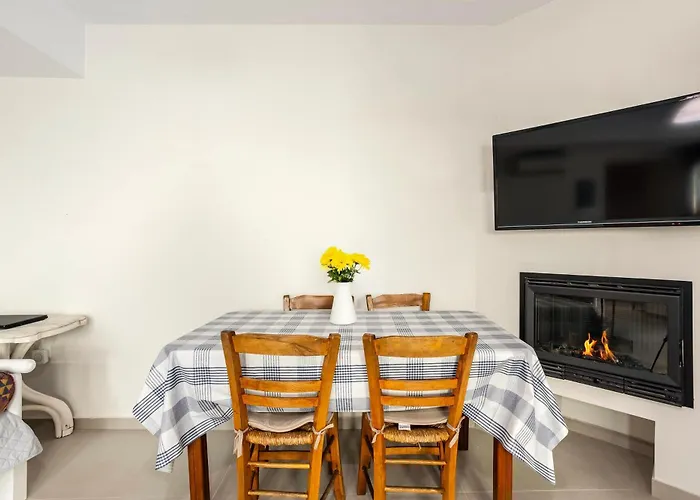 Azure Seaside Retreat In The Heart Of Appartement Petalídhion